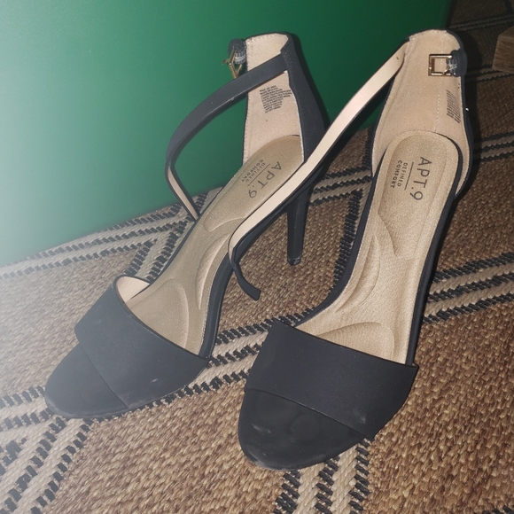 High heels - Picture 2 of 3